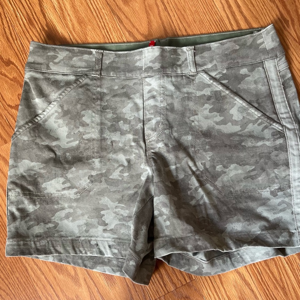 SPANX Stretch Twill Shorts 5” inseam. Camo print. Size MEDIUM- NEW WITHOUT TAG.
